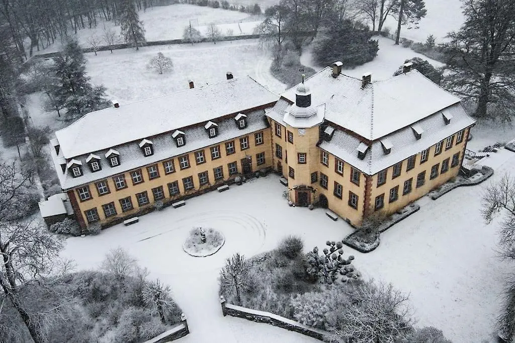 Private Apartment In Historic Castle From 1608 With Tenniscourt Zeitlofs
