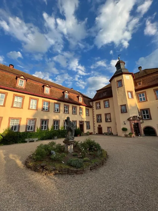 Private Apartment In Historic Castle From 1608 With Tenniscourt Zeitlofs Germany